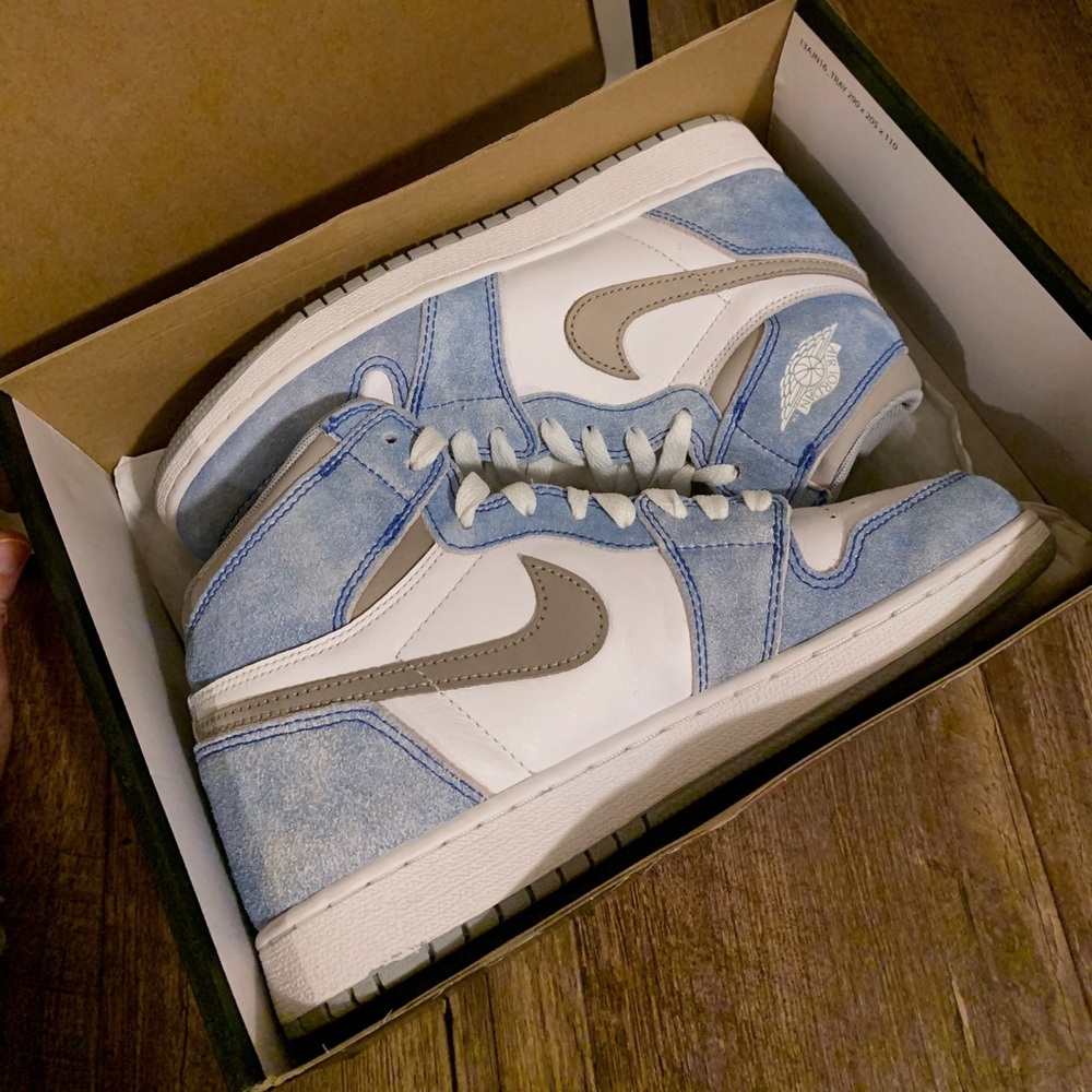 Air Jordan 1 “Hyper Royal”